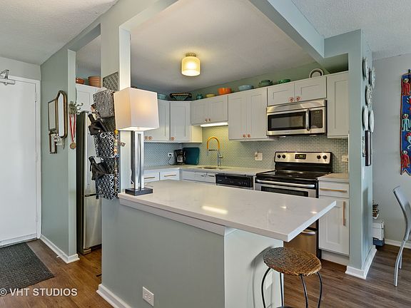 5th image of 901 S Plymouth Ct APT 1804