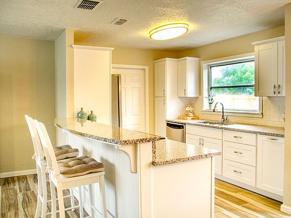 4th image of 220 Melaleuca Dr