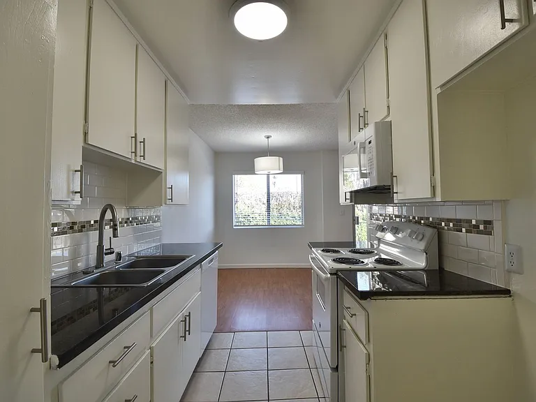 12241 Burbank Blvd — Photo 4