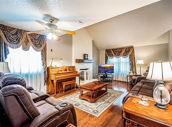 3rd image of 3004 Royal Oaks Dr