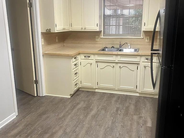 1504 Colorado St — Photo 4