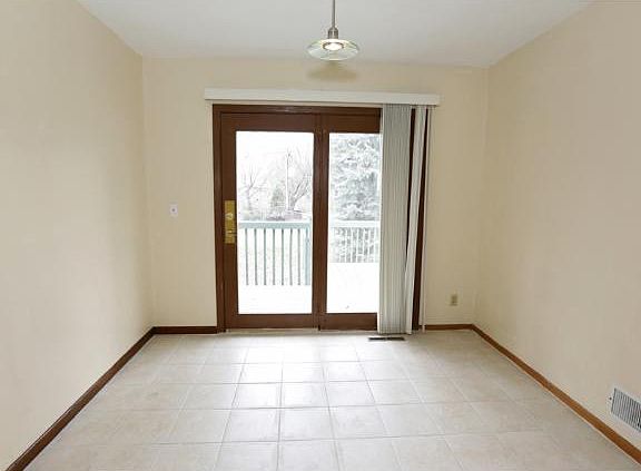 5th image of 1865 Carol Ln
