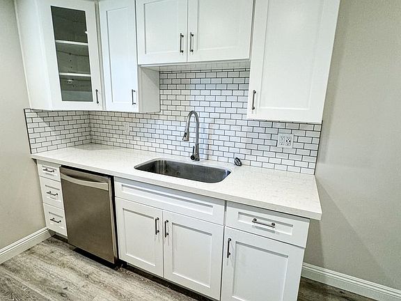 5th image of 816 S Marguerita Ave #11
