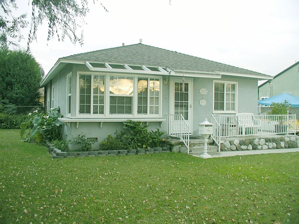Great curb appeal! So cute!!!