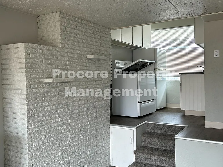 303 S Ivy St — Photo 5