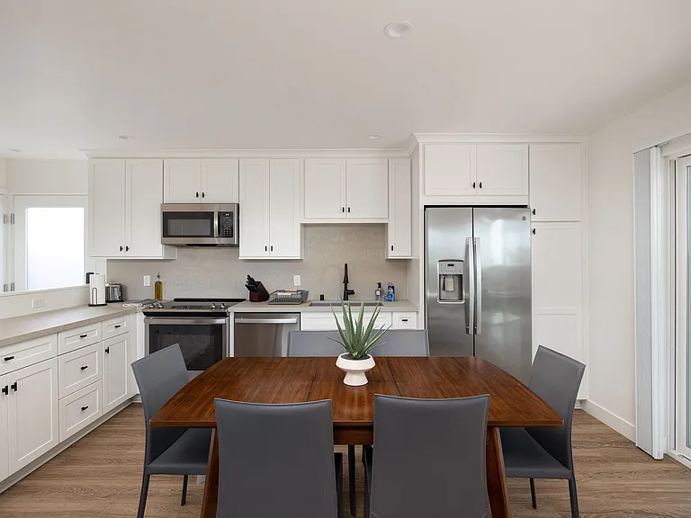 2852 Wyandotte Ave — Photo 4