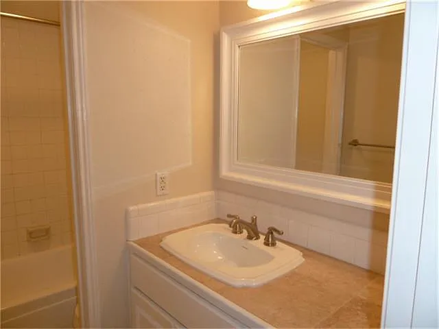 2100 Tanglewilde St #8 — Photo 12