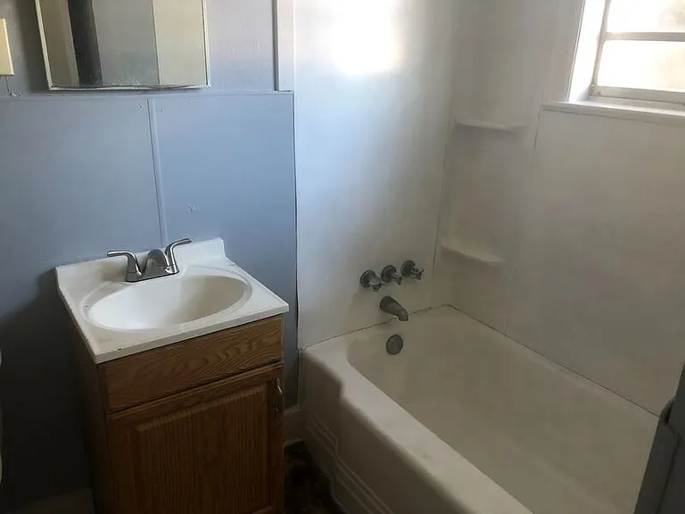 1527 Henley St — Photo 7