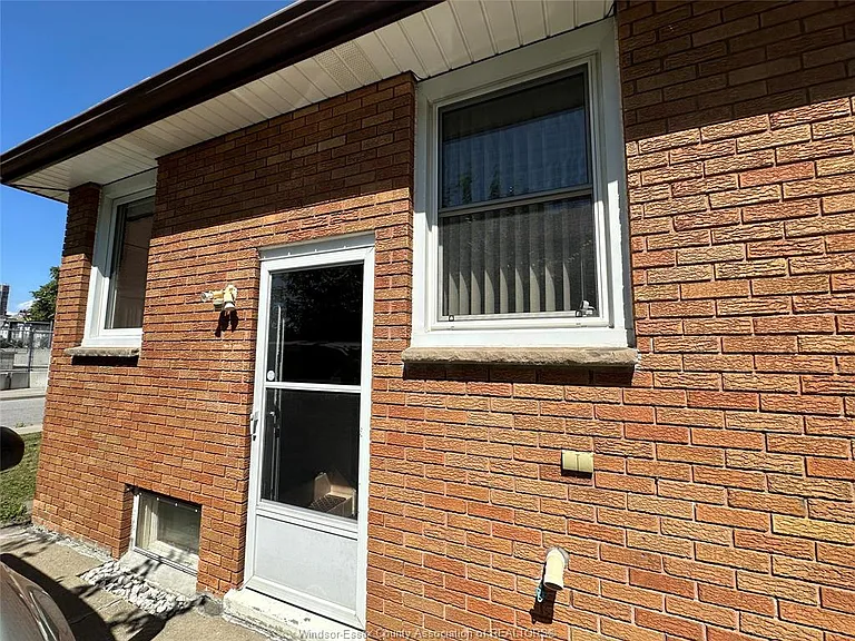 849 Dougall Ave #LOWER — Photo 3