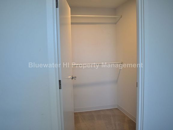 5th image of 987 Queen St #3805
