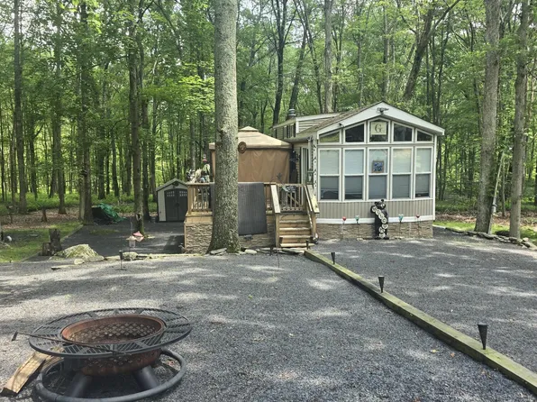 227 Locust Lake Dr, Milford, PA 18337