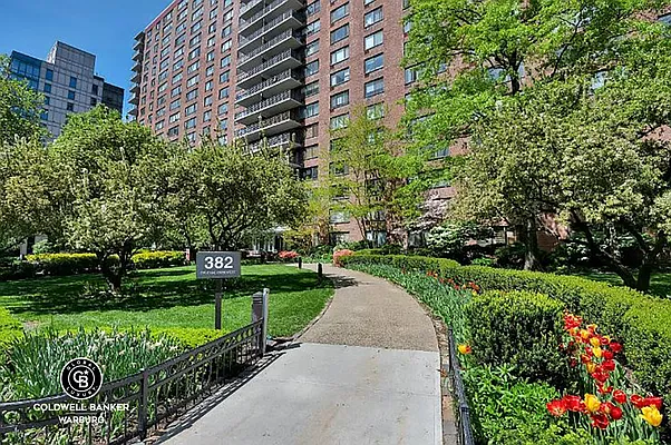 Rented by Coldwell Banker Warburg | media 5