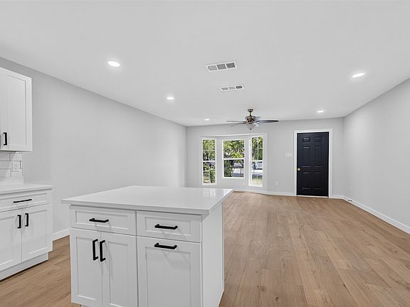 4th image of 2607 W Lovers Ln