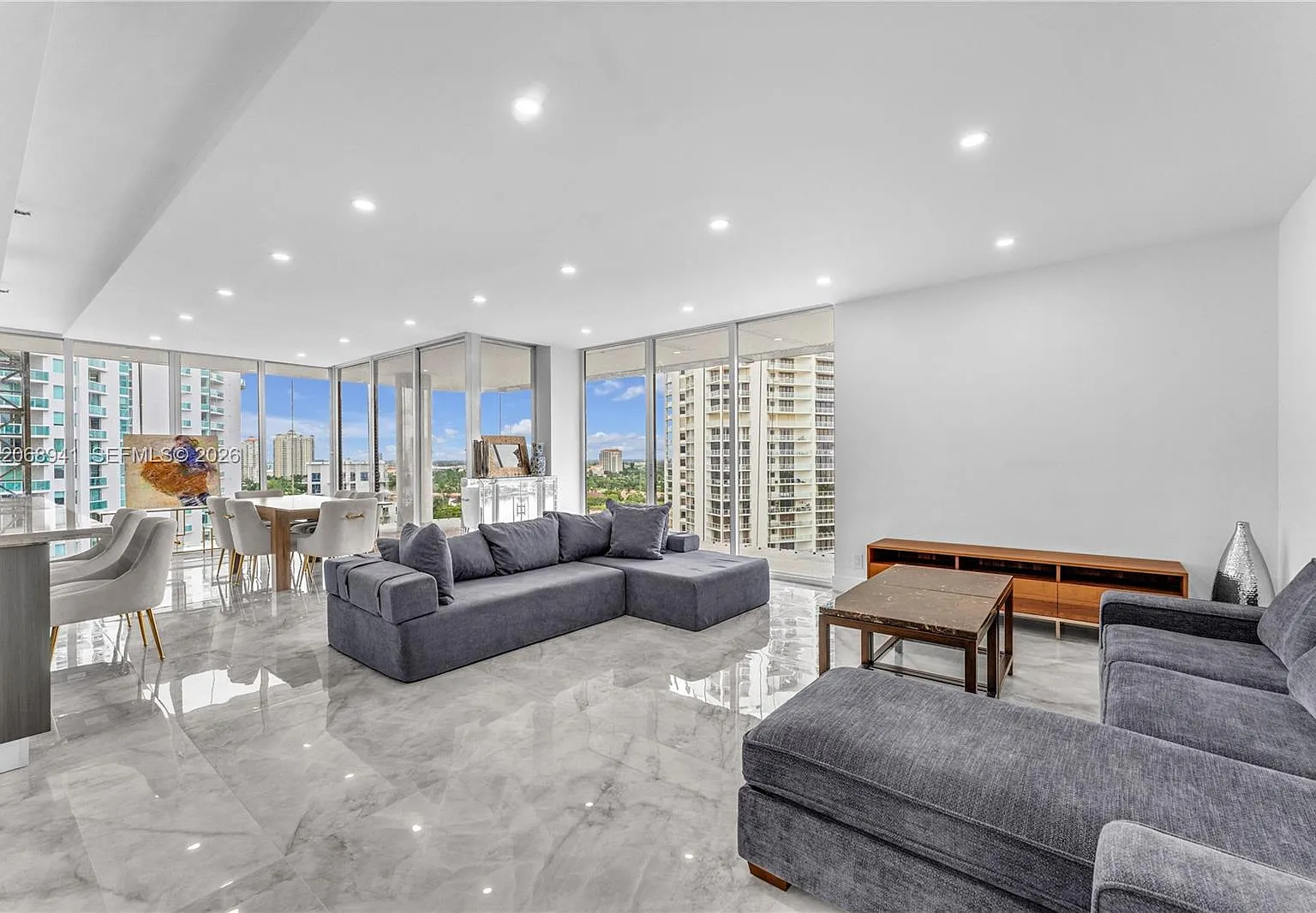 Turnberry Towers Condo — Photo 3