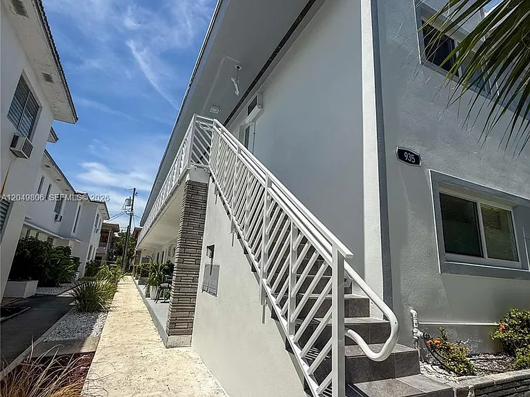 935 Bay Dr #9 — Photo 1