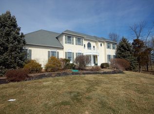17 Mathews Dr, Flemington, NJ 08822