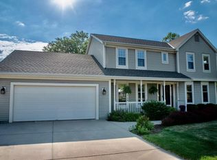 W257S5207 Wood Lilly Ln, Waukesha, WI 53189