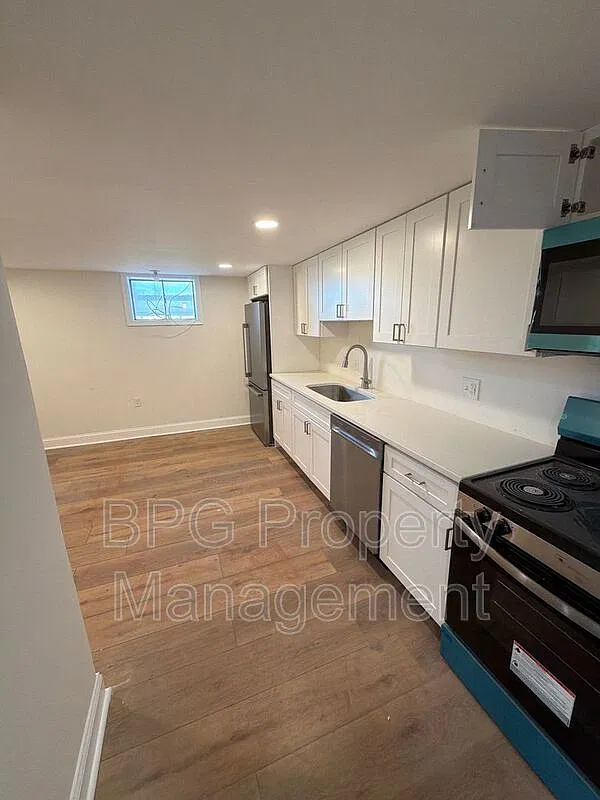 3 bed, 1.0 bath, 1200 sqft, $1,989 — Photo 2