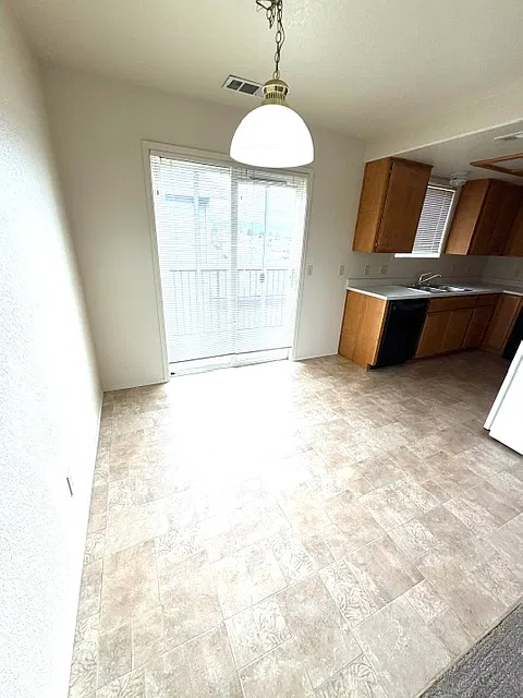 2 bed, 1000 sqft, $1,350 — Photo 4