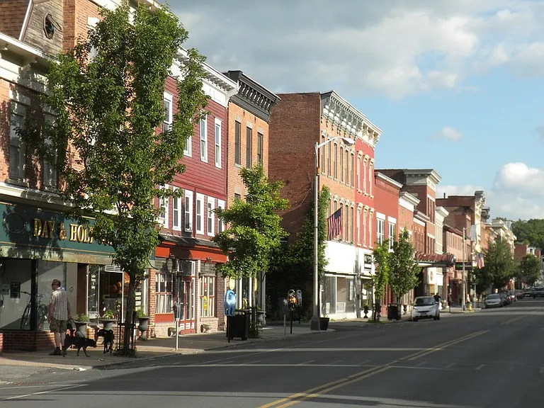 Main Street has so many great eateries and unique shops!