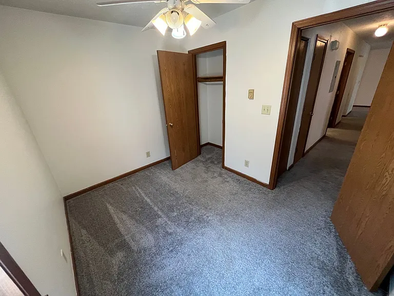 Leslie Manor Apartments — Photo 7