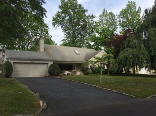 35 Shelley Ln, Great Neck, NY 11023