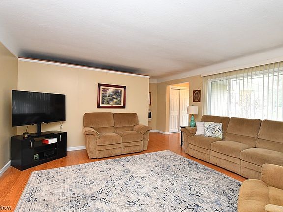 3rd image of 6787 Meadowood Dr