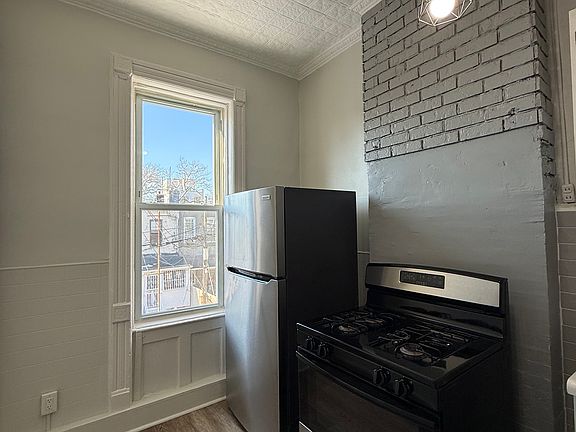 3rd image of 371 Weirfield St Floor 2