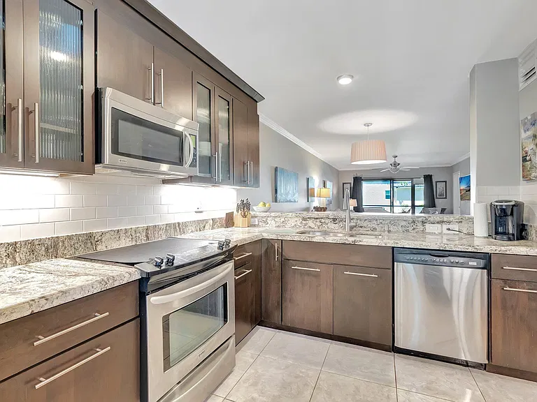 701 Avenue L — Photo 3