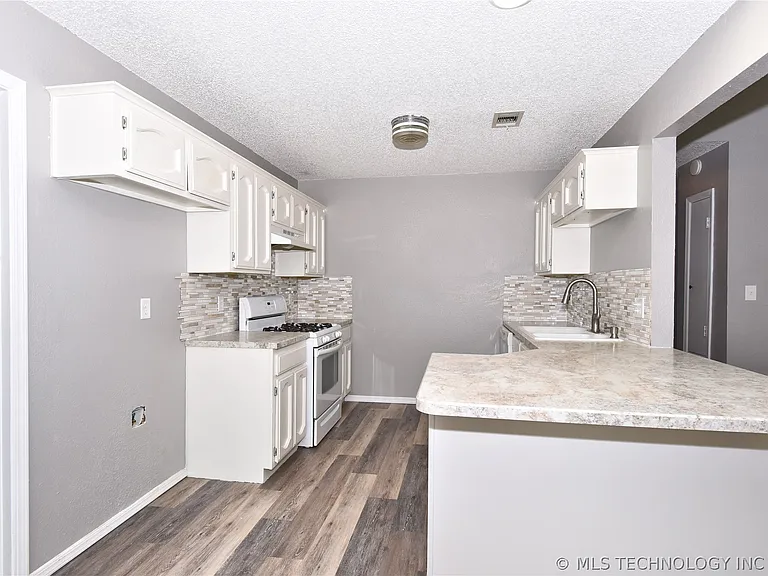 1339 E 138th Pl — Photo 12