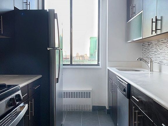 4th image of 300 Mercer St APT 21E