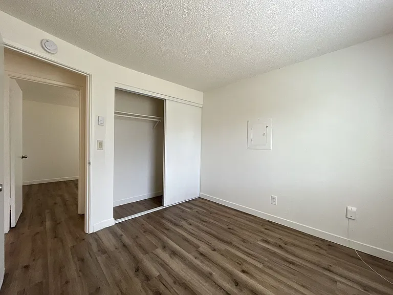 Spacious Corner Apartment with Three Bedrooms, Open Living Space & Modern Kitchen — Photo 27