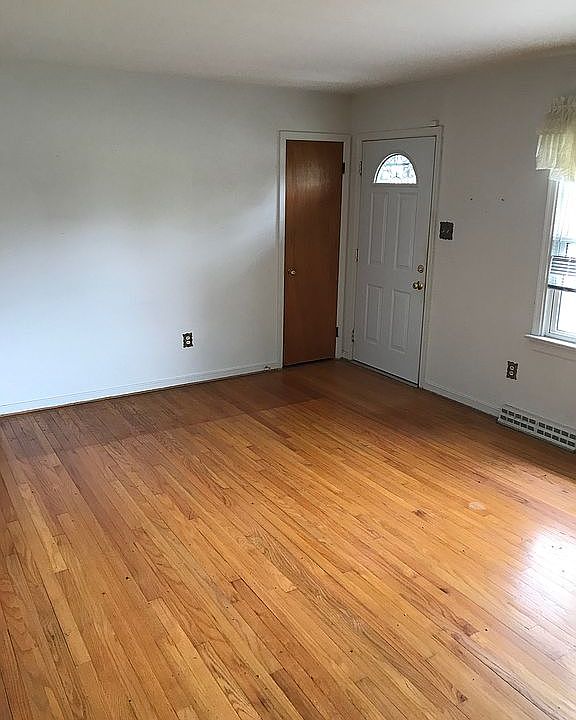 Living room w/hardwood floor