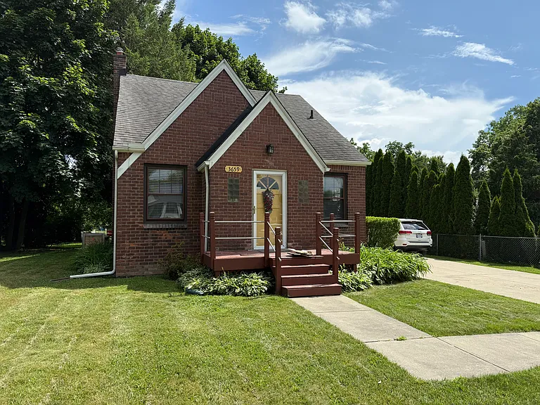 3659 Oakshire Dr — Photo 1