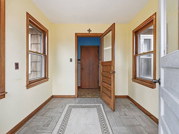 4th image of 401 1st St