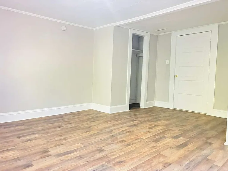 321 N Poplar St — Photo 13