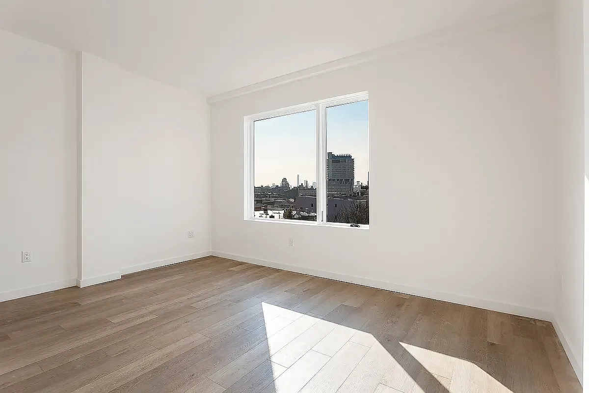 1000 Lorimer Street — Photo 4