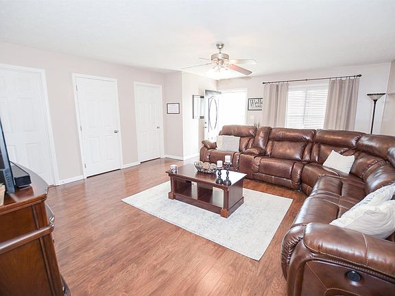 3rd image of 136 Stone Creek Dr
