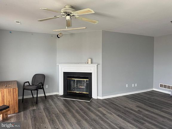 5th image of 5207 Le Parc Dr APT 8