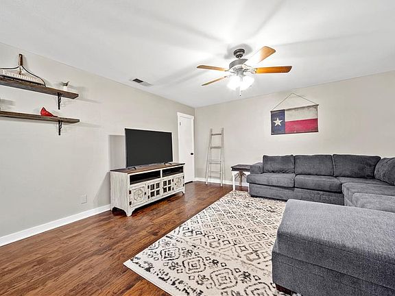 3rd image of 1825 Northcrest Dr