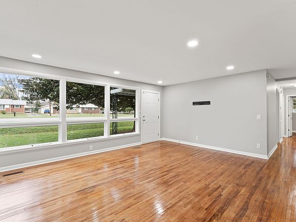 3rd image of 1107 W Northfield Blvd