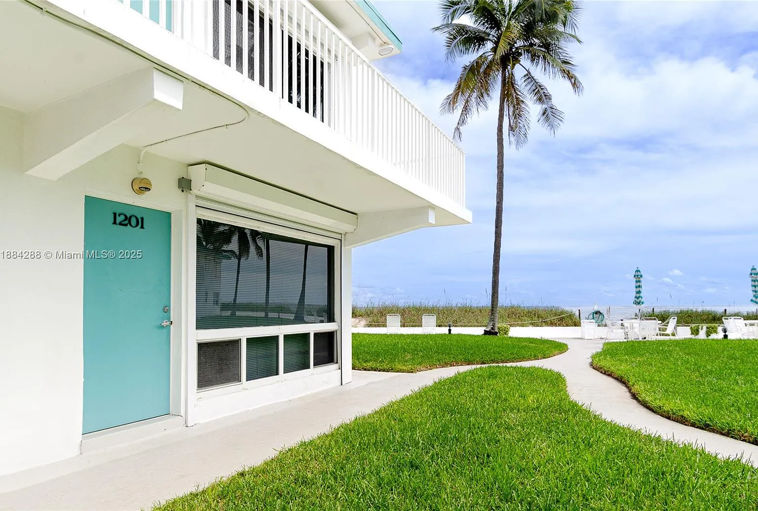 2 bed, 2.0 bath, 1300 sqft, $4,500 — Photo 2