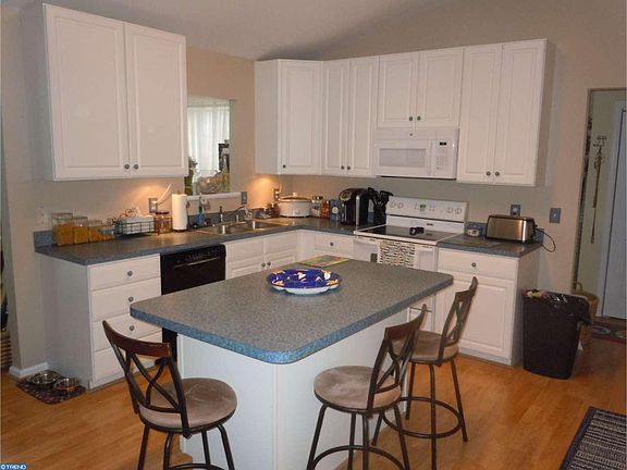 3rd image of 8 Mailly Dr