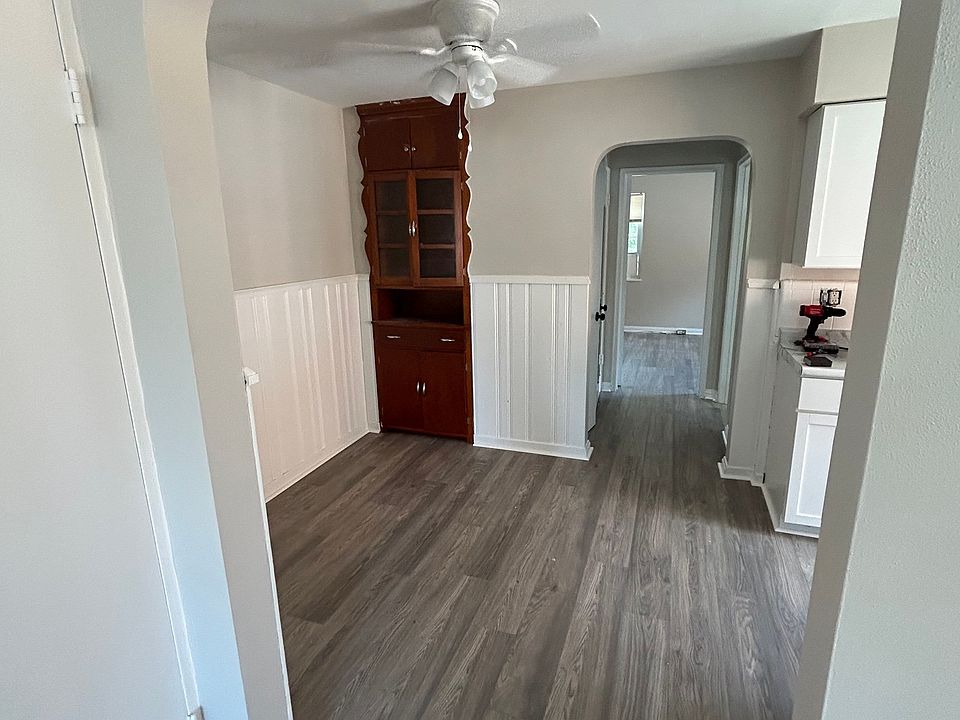 Entrance from living to dining area