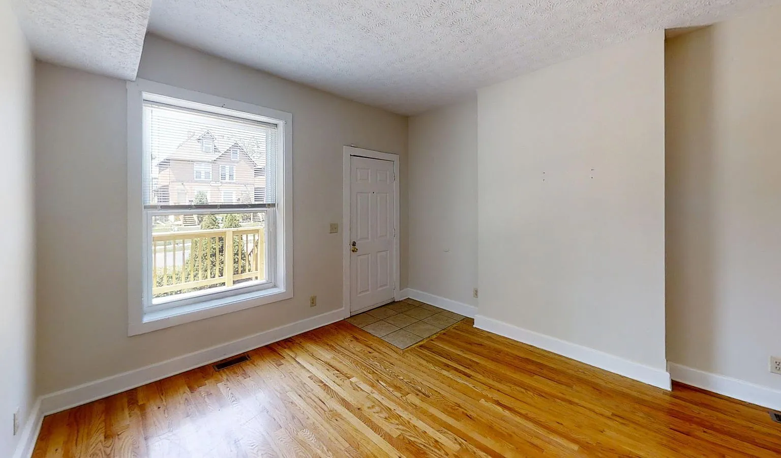 3 bed, 1.0 bath, 1400 sqft, $1,299 — Photo 1