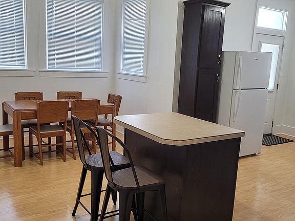 4th image of 306 Jackson St