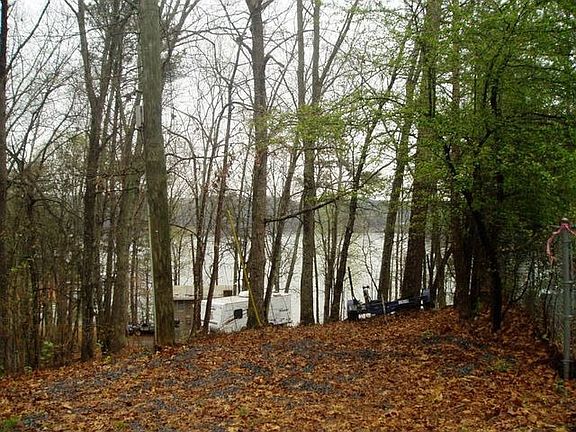 4th image of 903 Oak Dr