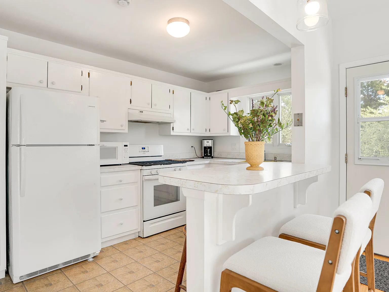 Casual Two Bedroom Coastal Living — Photo 4