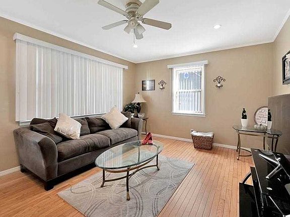 3rd image of 2 Sweetbriar Dr