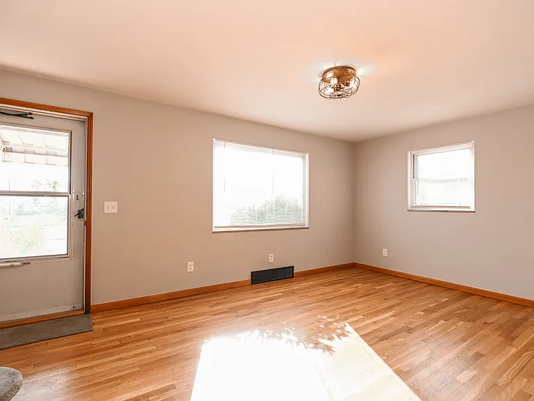 406 Irwin Ln — Photo 1